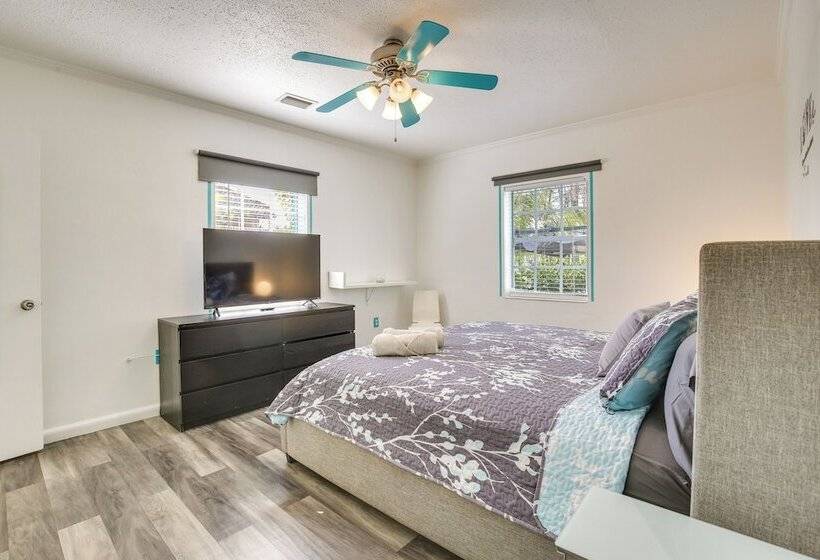 Hollywood Cottage: 2 Mi To Hollywood Beach!