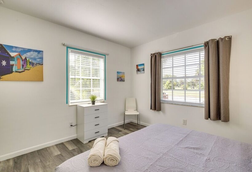 Hollywood Cottage: 2 Mi To Hollywood Beach!