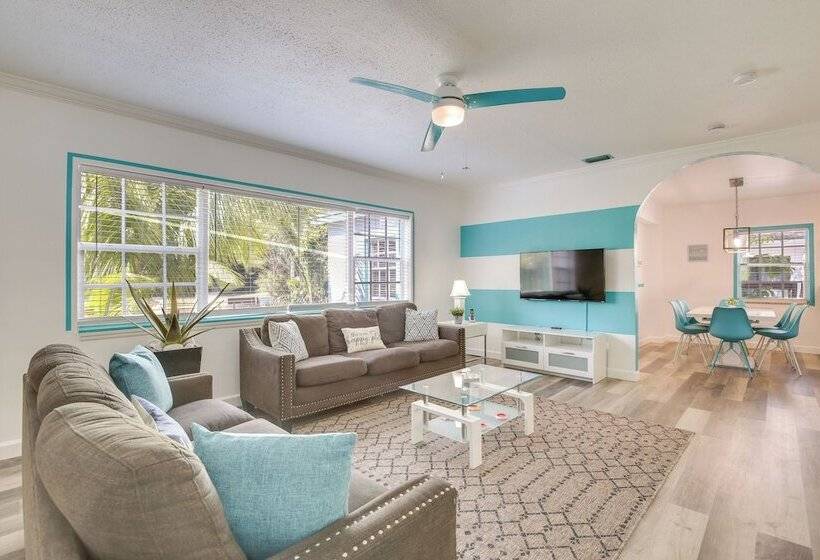 Hollywood Cottage: 2 Mi To Hollywood Beach!