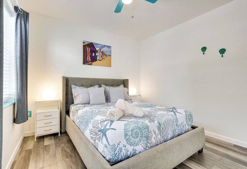 Hollywood Cottage Near Haulover Park: Pets Welcome