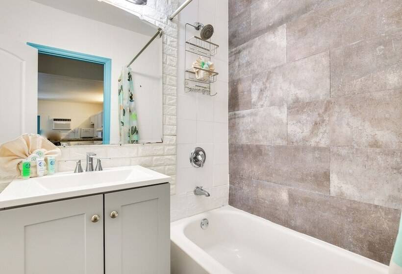 Hollywood Cottage Near Haulover Park: Pets Welcome