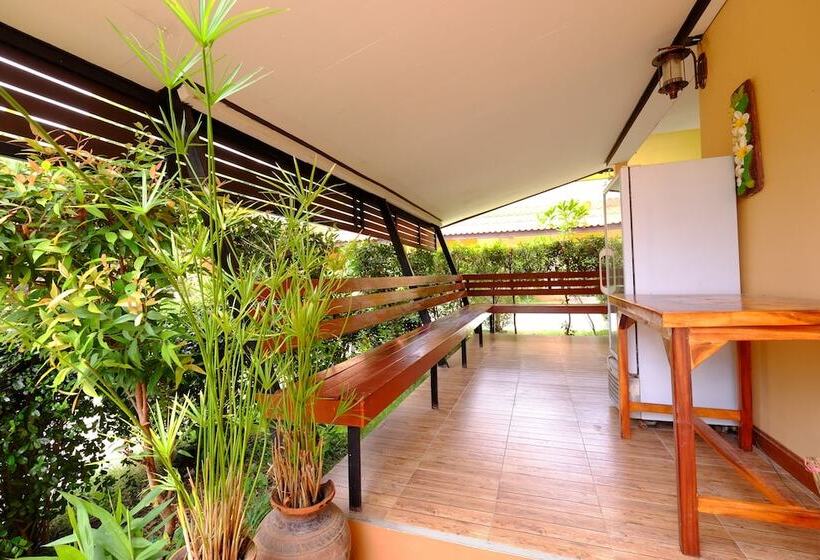 בית מלון כפרי Baan Torfun Resort Sakon Nakhon