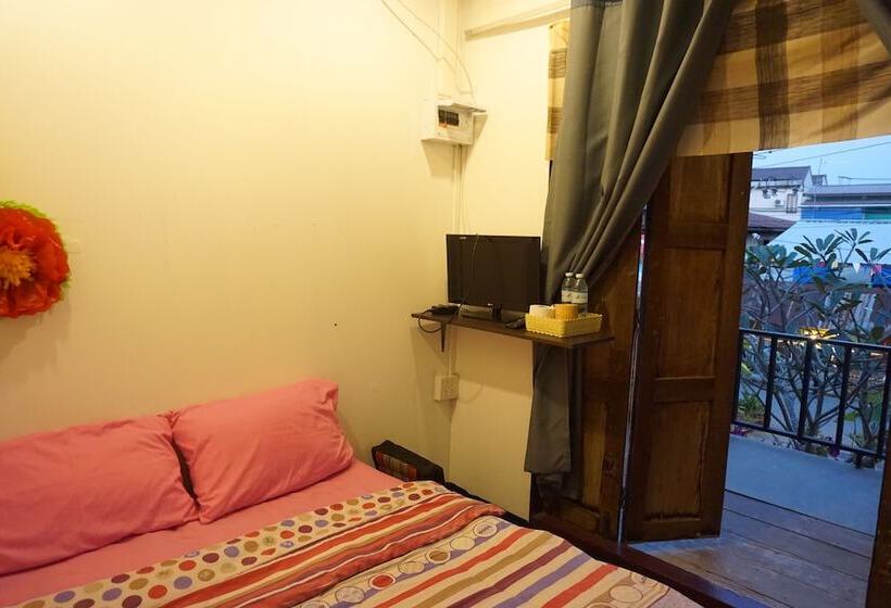 هتل Chiangkhan Modern Home