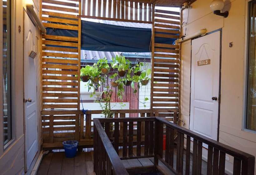 هتل Chiangkhan Modern Home