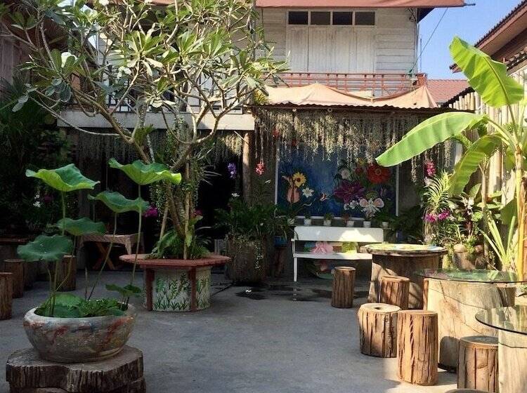 هتل Chiangkhan Modern Home