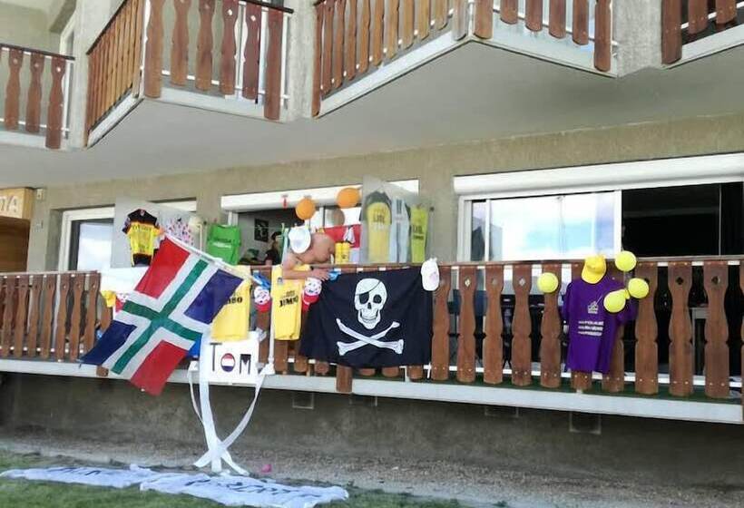 Отель Hôtel Les Cimes