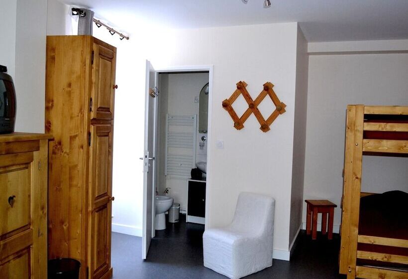 Отель Hôtel Les Cimes