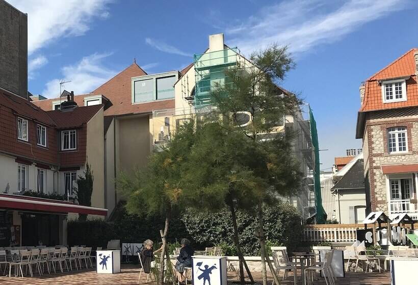 Отель Les Arcades