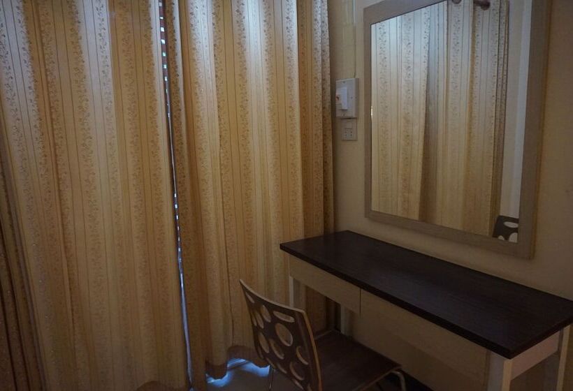 호텔 Lomthong Place