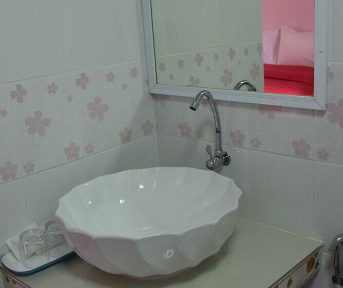 בית מלון כפרי Lopburitown