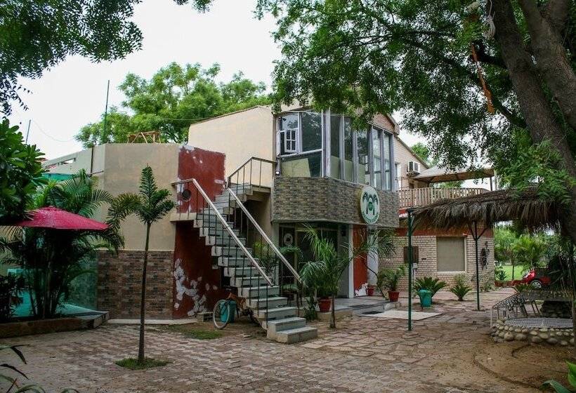 호텔 Master Farms Resort, Zirakpur