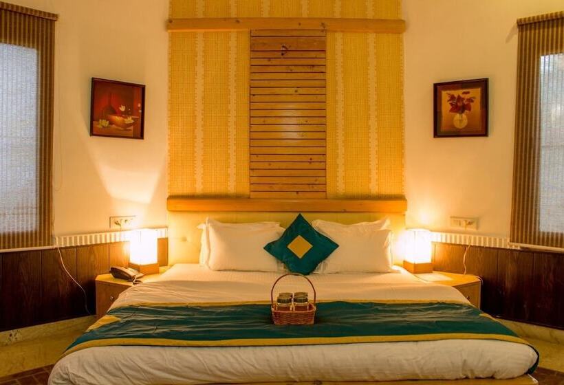 호텔 Master Farms Resort, Zirakpur