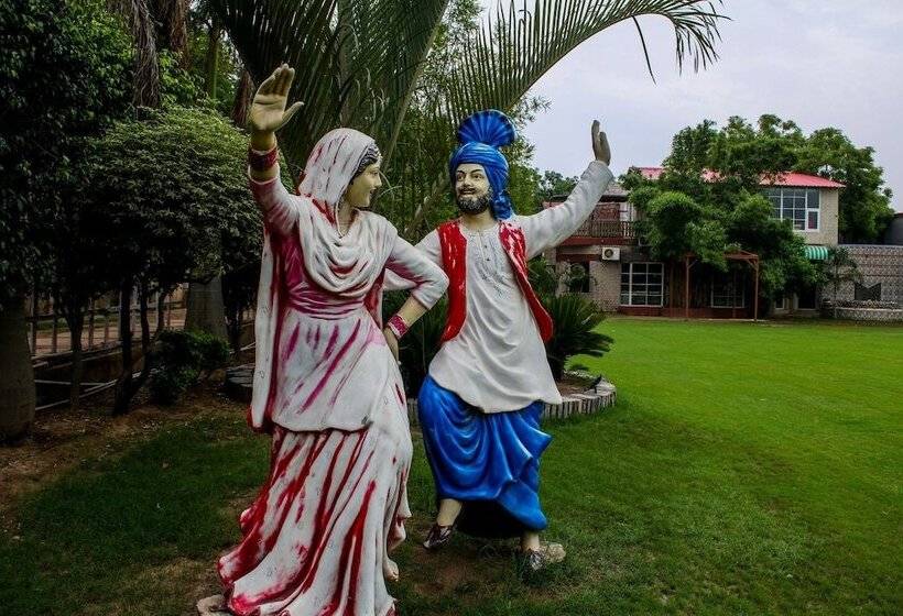호텔 Master Farms Resort, Zirakpur