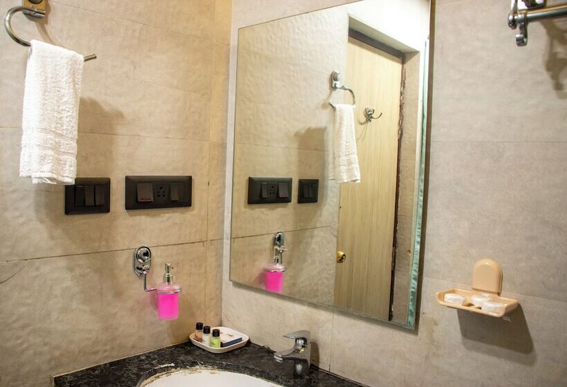 Отель Om International