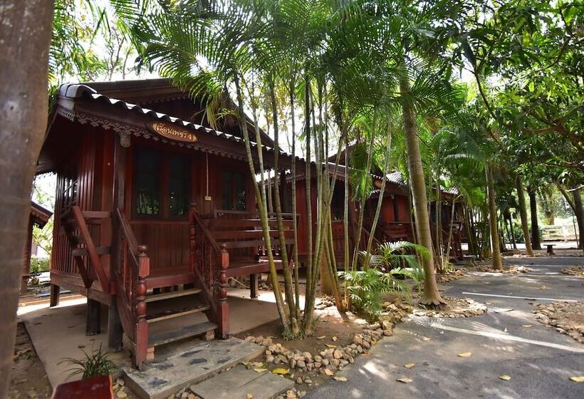 בית מלון כפרי Petch Jed Sao Noi Resort