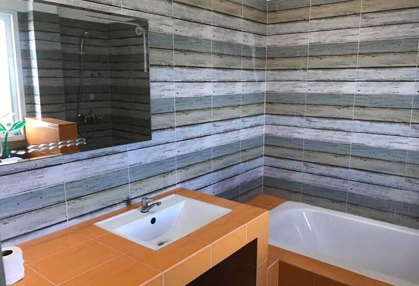 בית מלון כפרי Red Heart Resort