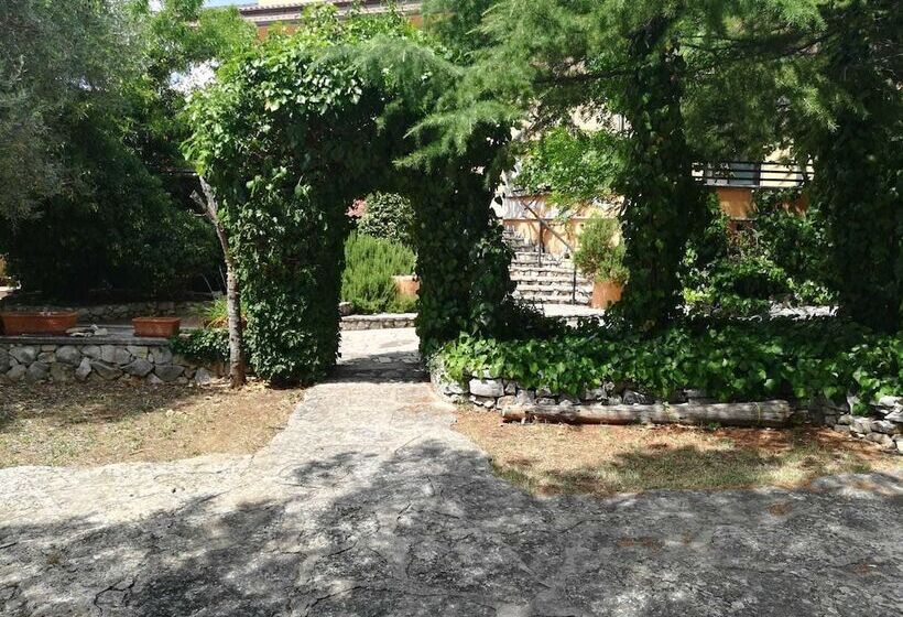 هتل Ristorante La Collina