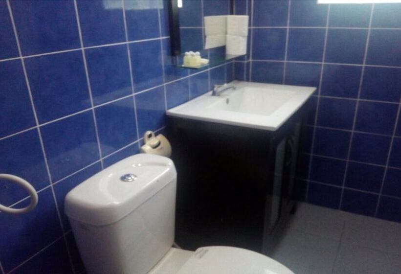 בית מלון כפרי Saint Tropez Resort