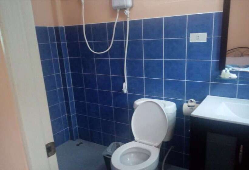 בית מלון כפרי Saint Tropez Resort