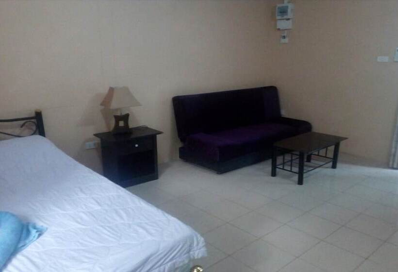 בית מלון כפרי Saint Tropez Resort