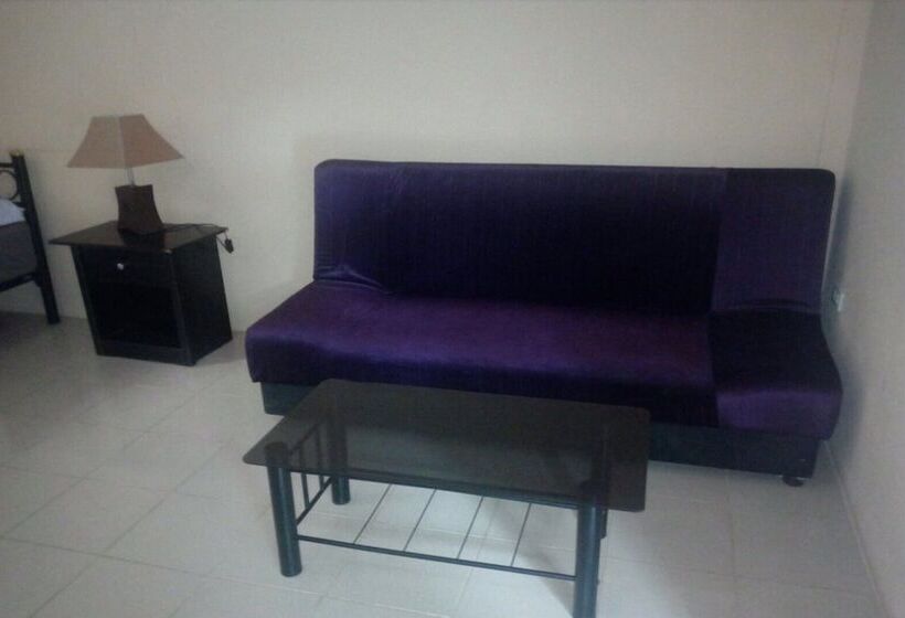 בית מלון כפרי Saint Tropez Resort