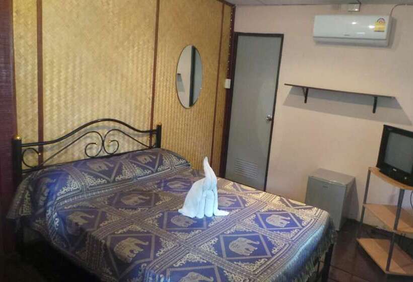 בית מלון כפרי Saint Tropez Resort