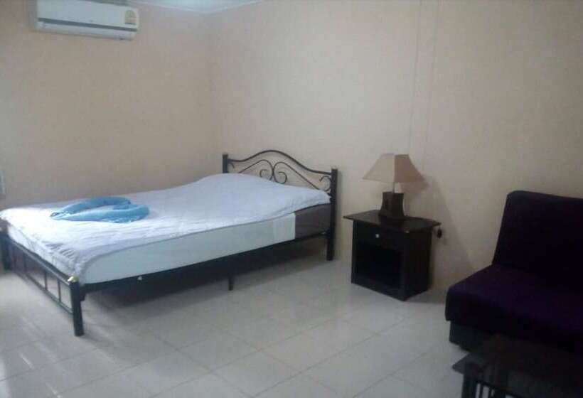 בית מלון כפרי Saint Tropez Resort