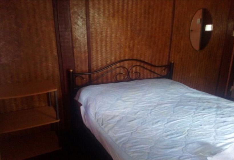 בית מלון כפרי Saint Tropez Resort