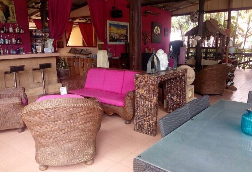 בית מלון כפרי Saint Tropez Resort