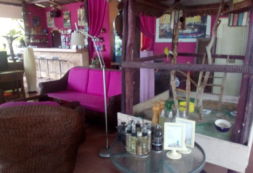 בית מלון כפרי Saint Tropez Resort