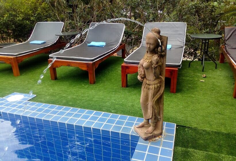 בית מלון כפרי Saint Tropez Resort