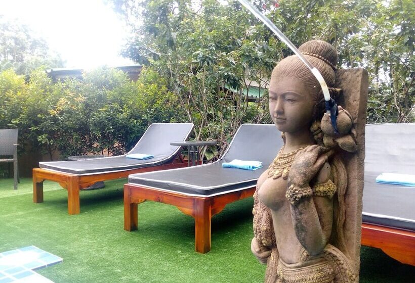 בית מלון כפרי Saint Tropez Resort