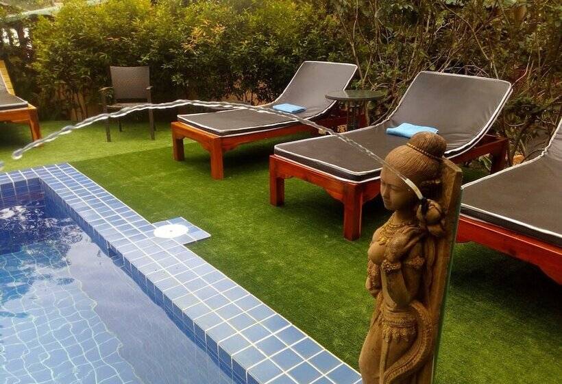 בית מלון כפרי Saint Tropez Resort