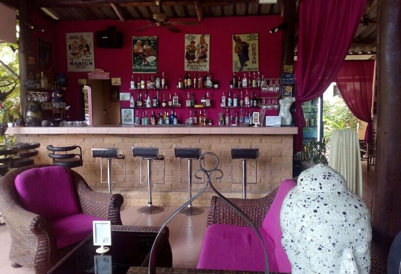 בית מלון כפרי Saint Tropez Resort