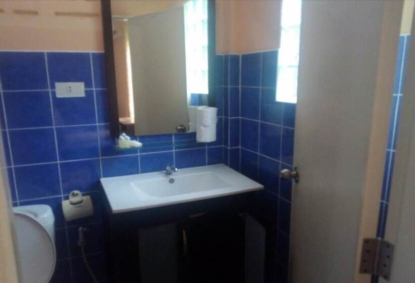 בית מלון כפרי Saint Tropez Resort