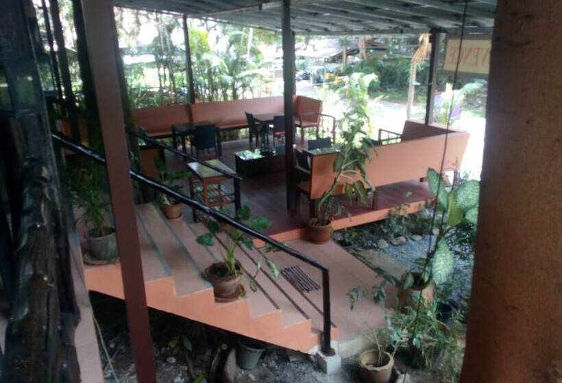 בית מלון כפרי Saint Tropez Resort