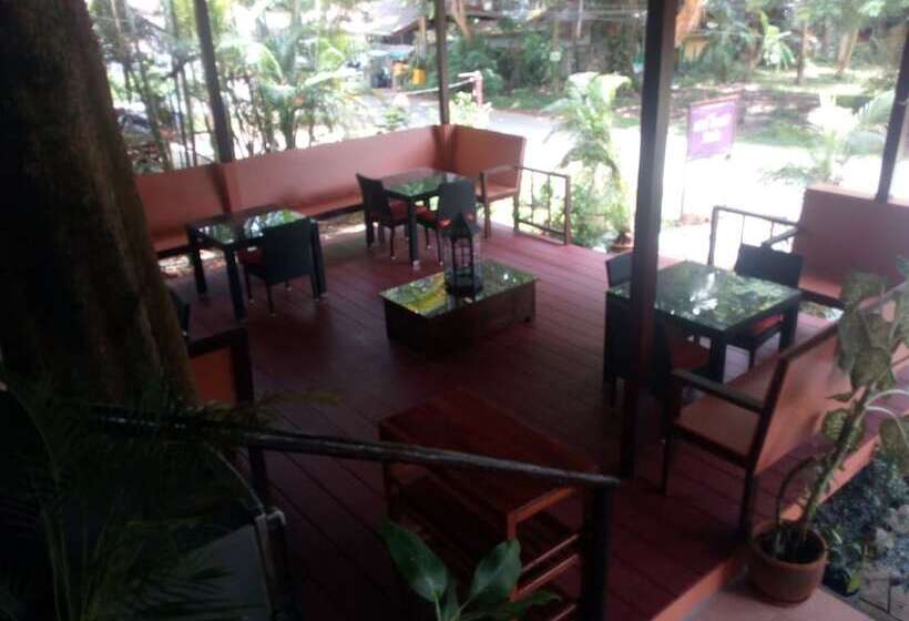 בית מלון כפרי Saint Tropez Resort