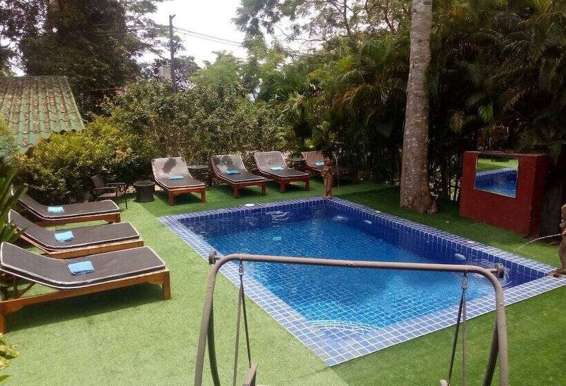 בית מלון כפרי Saint Tropez Resort