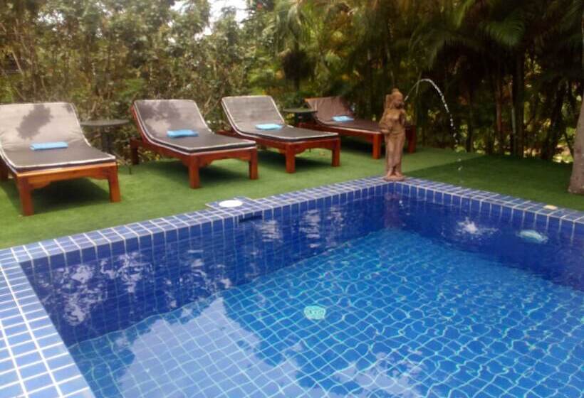 בית מלון כפרי Saint Tropez Resort