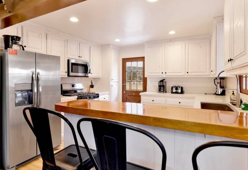 בית מלון כפרי The Bell Tower #1996