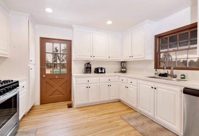 בית מלון כפרי The Bell Tower #1996