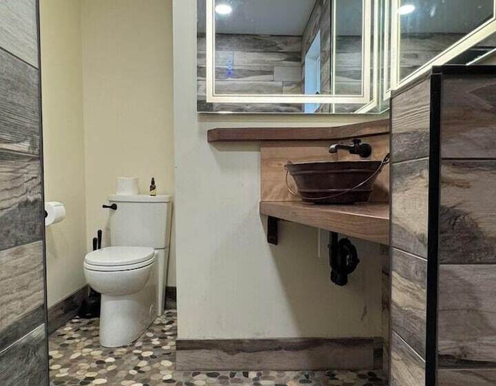 Inn Between The Lakes