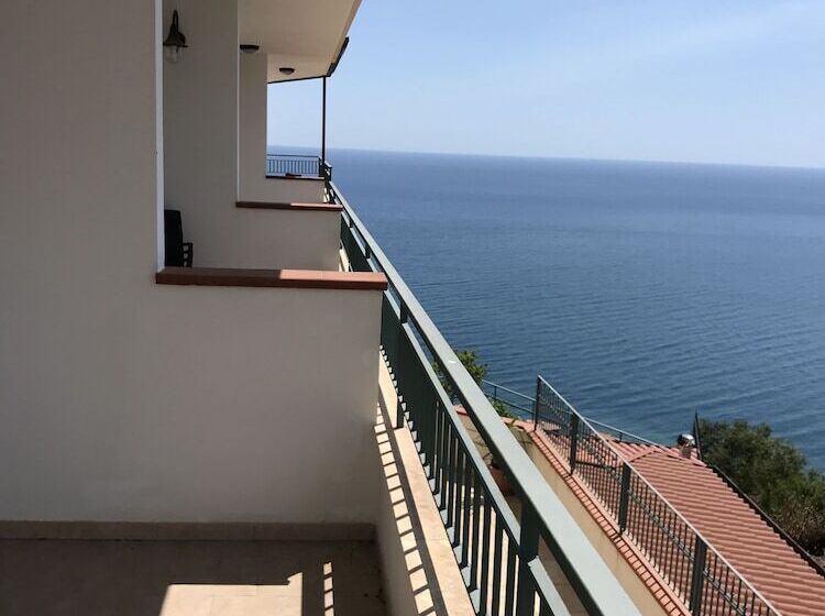 La Nave Sul Mare Di Taormina B&b