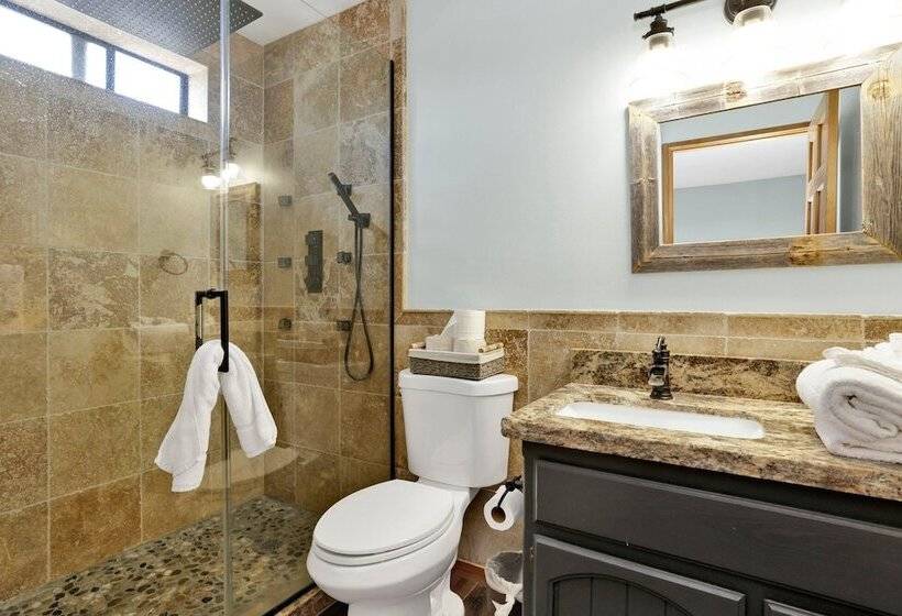 Lazy Llama Lodge #2150