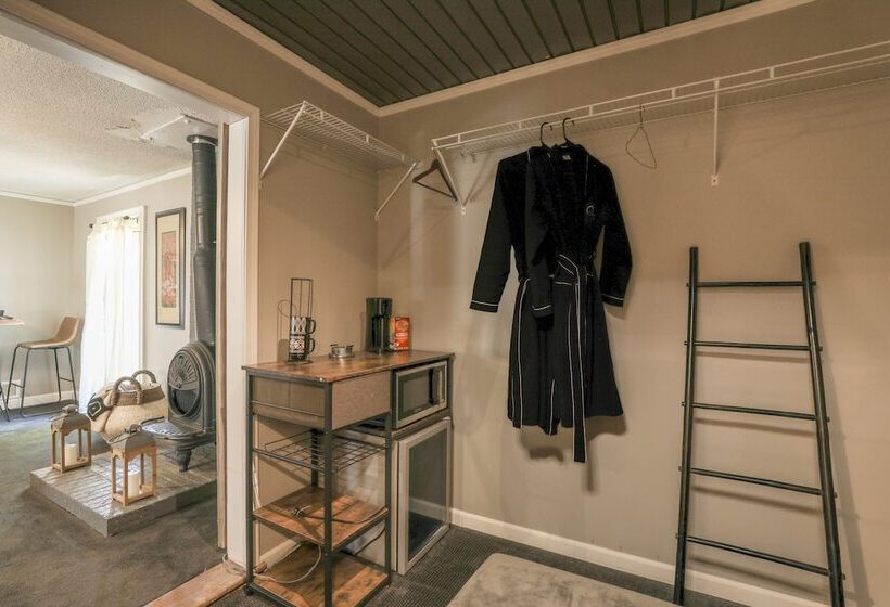 Hot Tub & Hiking Trails: Luxe Georgia Farm Retreat