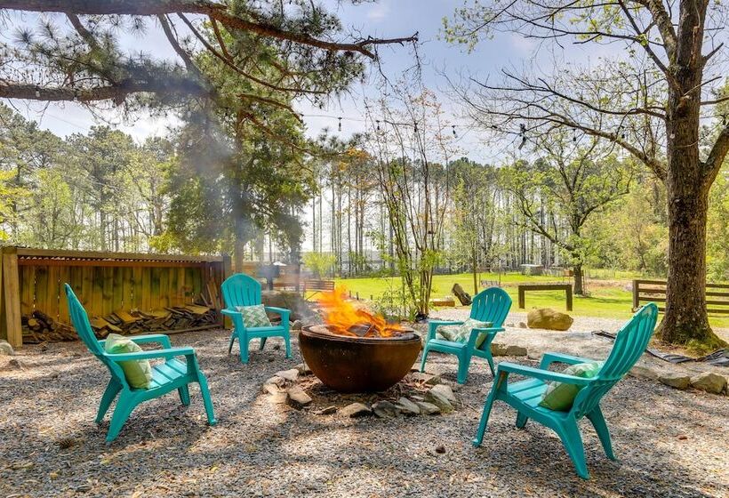 Hot Tub & Hiking Trails: Luxe Georgia Farm Retreat