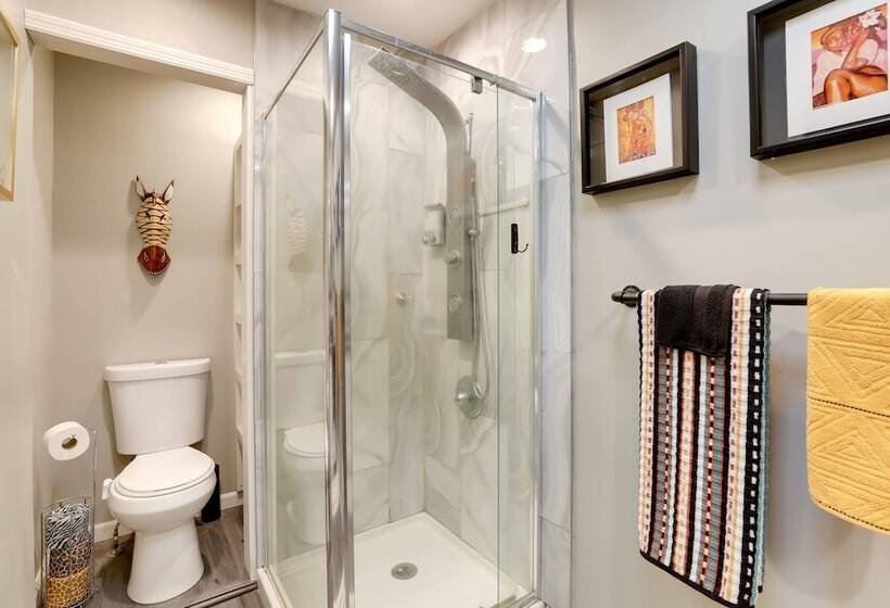 Hot Tub & Hiking Trails: Luxe Georgia Farm Retreat