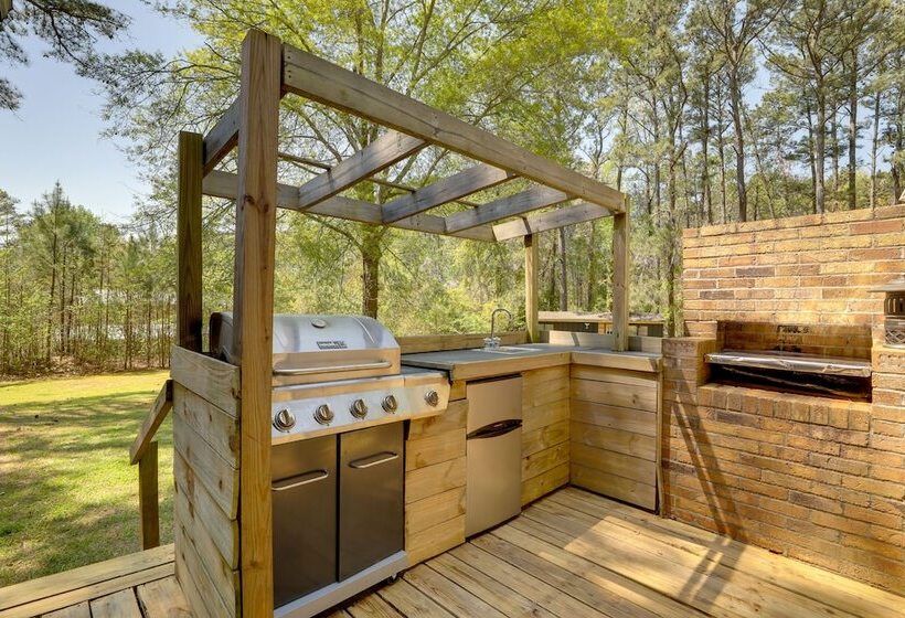 Hot Tub & Hiking Trails: Luxe Georgia Farm Retreat