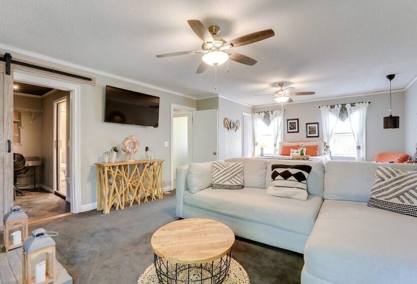 Hot Tub & Hiking Trails: Luxe Georgia Farm Retreat