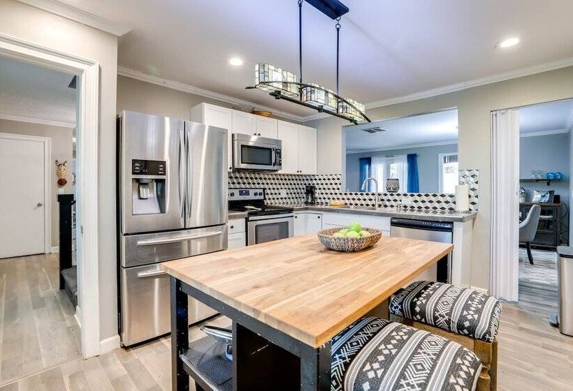 Hot Tub & Hiking Trails: Luxe Georgia Farm Retreat